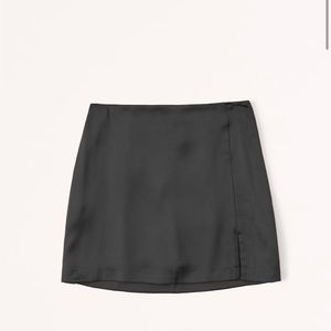ABERCROMBIE SATIN BLACK MINI SKORT